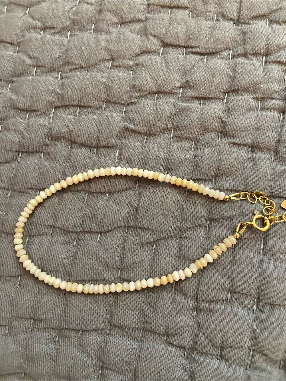 Opal
Anklet with gold clasp